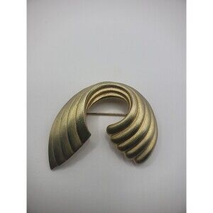 Vintage Casual Corner Brooch Pin Gold Tone Half Circle Ribbed Jewelry Costume